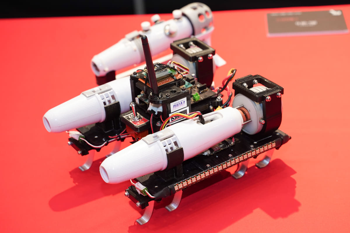 上記が完成するまでの試作機も見られる