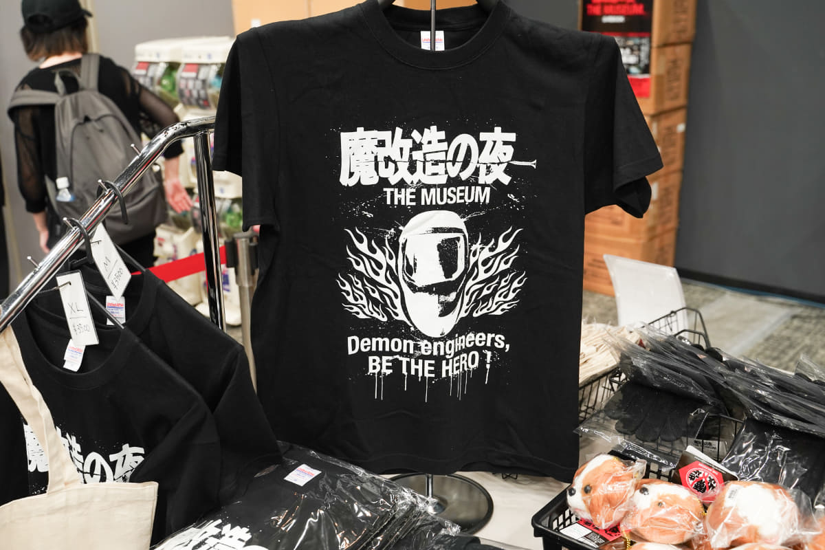 オフィシャルグッズも販売。さらに、魔改造される前の、おもちゃを購入する事もできる