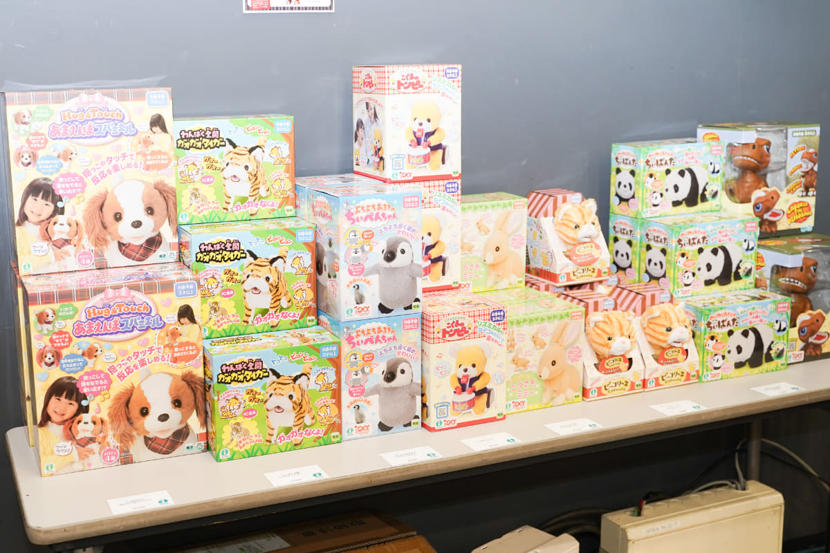 オフィシャルグッズも販売。さらに、魔改造される前の、おもちゃを購入する事もできる