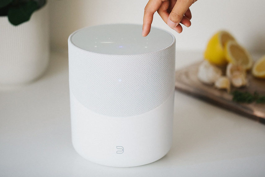 上部には、近接センサー搭載のタッチパネルディスプレイを搭載