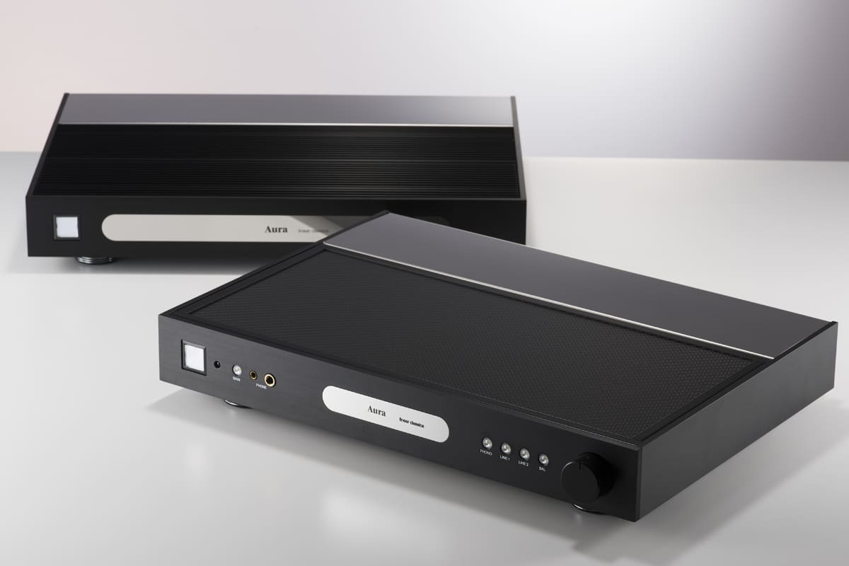 パワーアンプ「LCP-1」と並べたところ