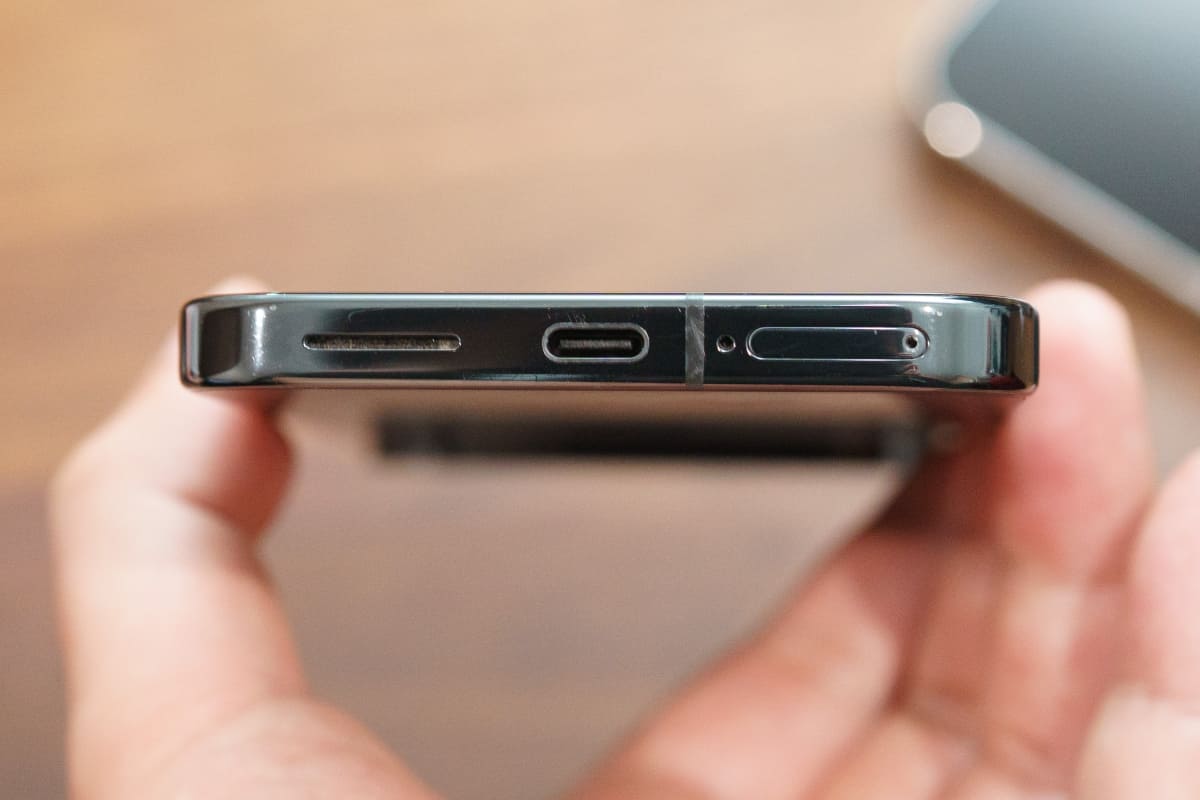 Pixel 9 Pro XLの内蔵スピーカーは、USB-Cの左側