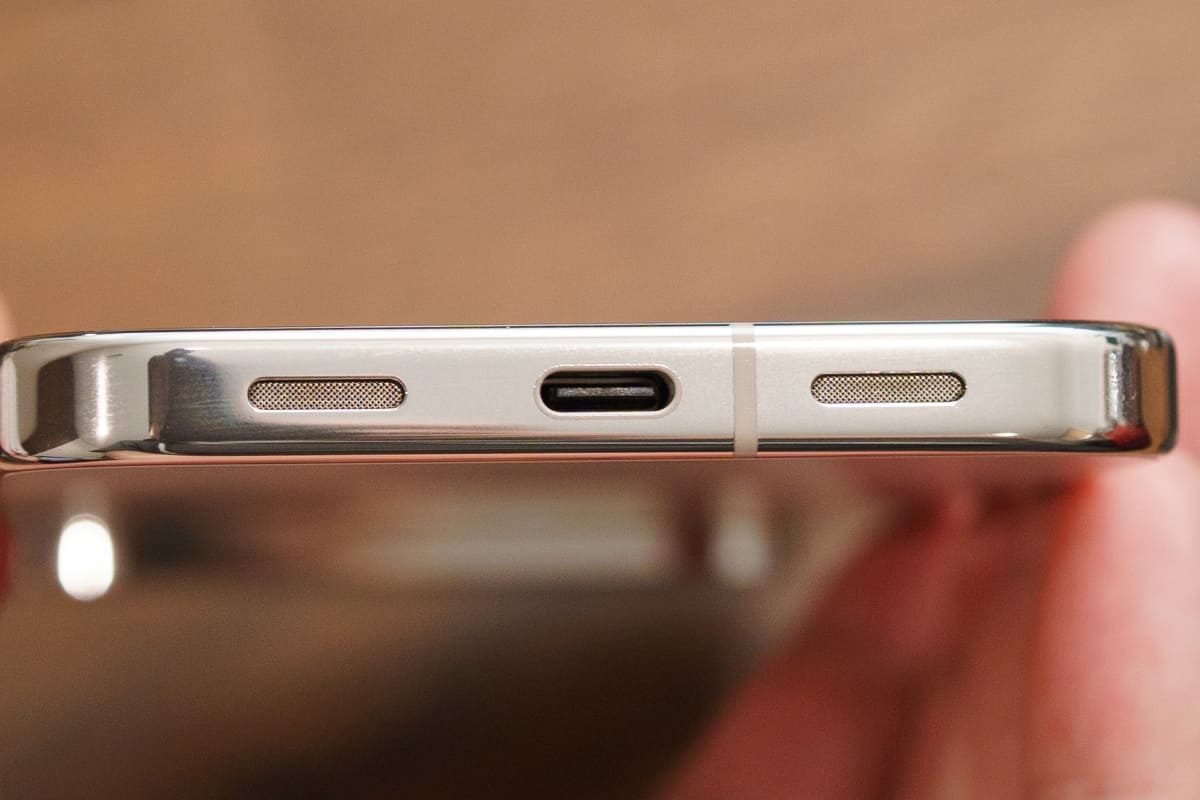Pixel 10 Pro XLの内蔵スピーカーは、USB-Cの右側
