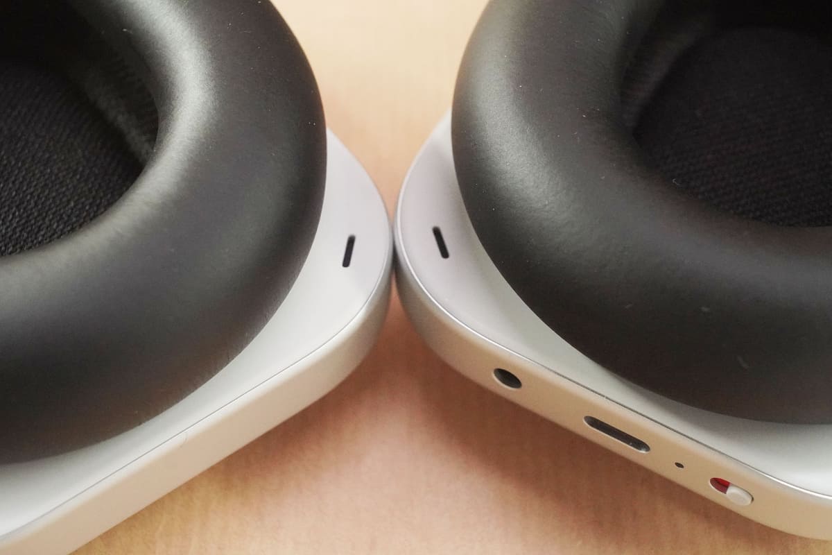 右側底部の端子類と、内側に配置されたマイク