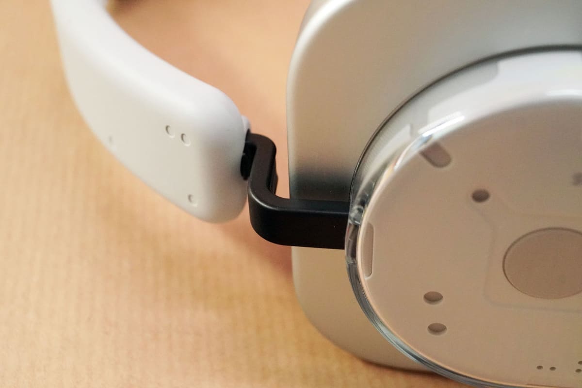 ヒンジ部のバネ構造で密着度を上げている