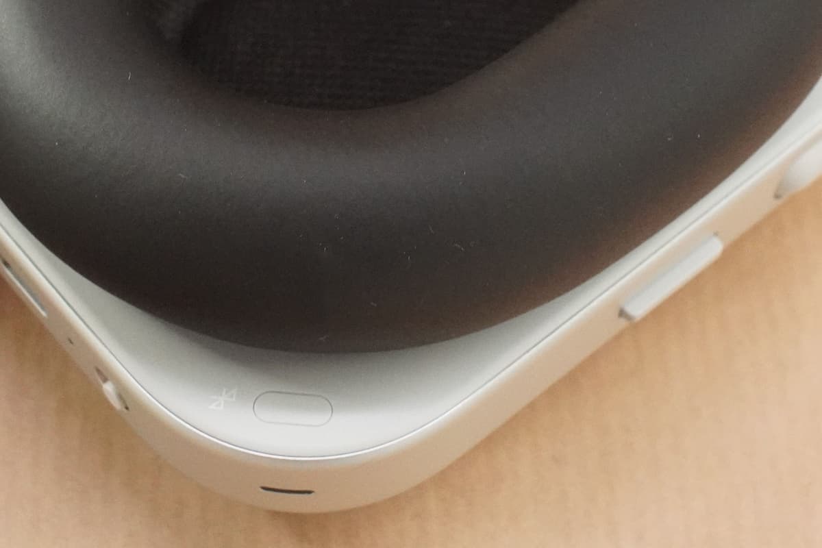 ペアリングボタンはわかりにくい位置にある