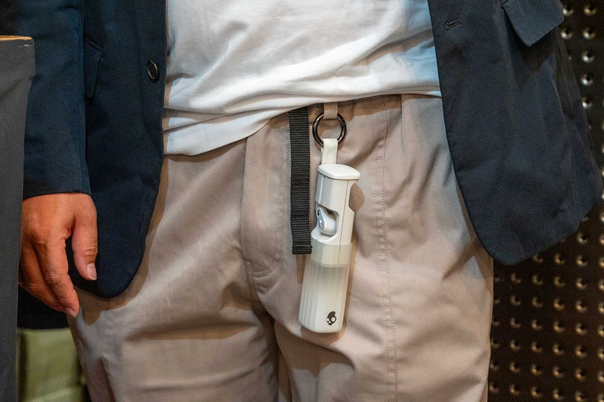 付属のカラビナクリップでベルトループなどに引っ掛けられる