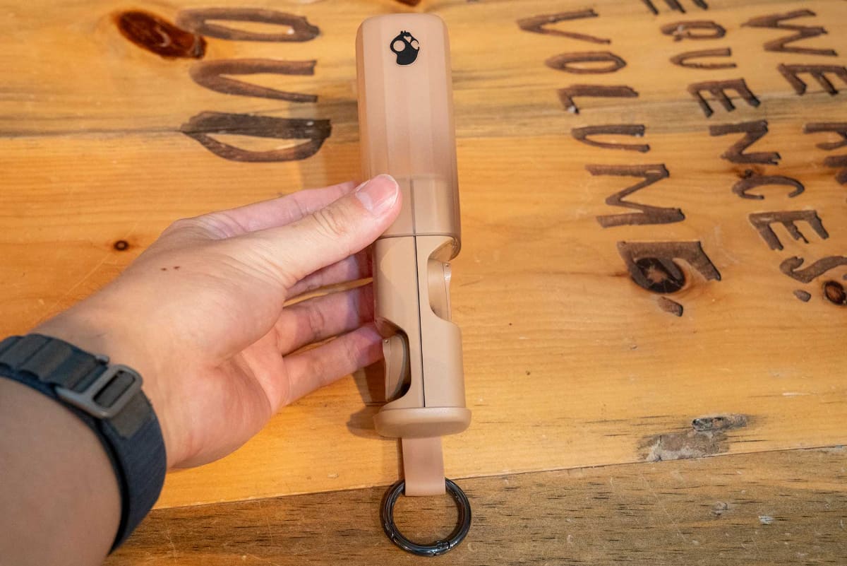 カラビナクリップを手前にした状態でイヤフォンが出し入れしやすいようにデザインされている