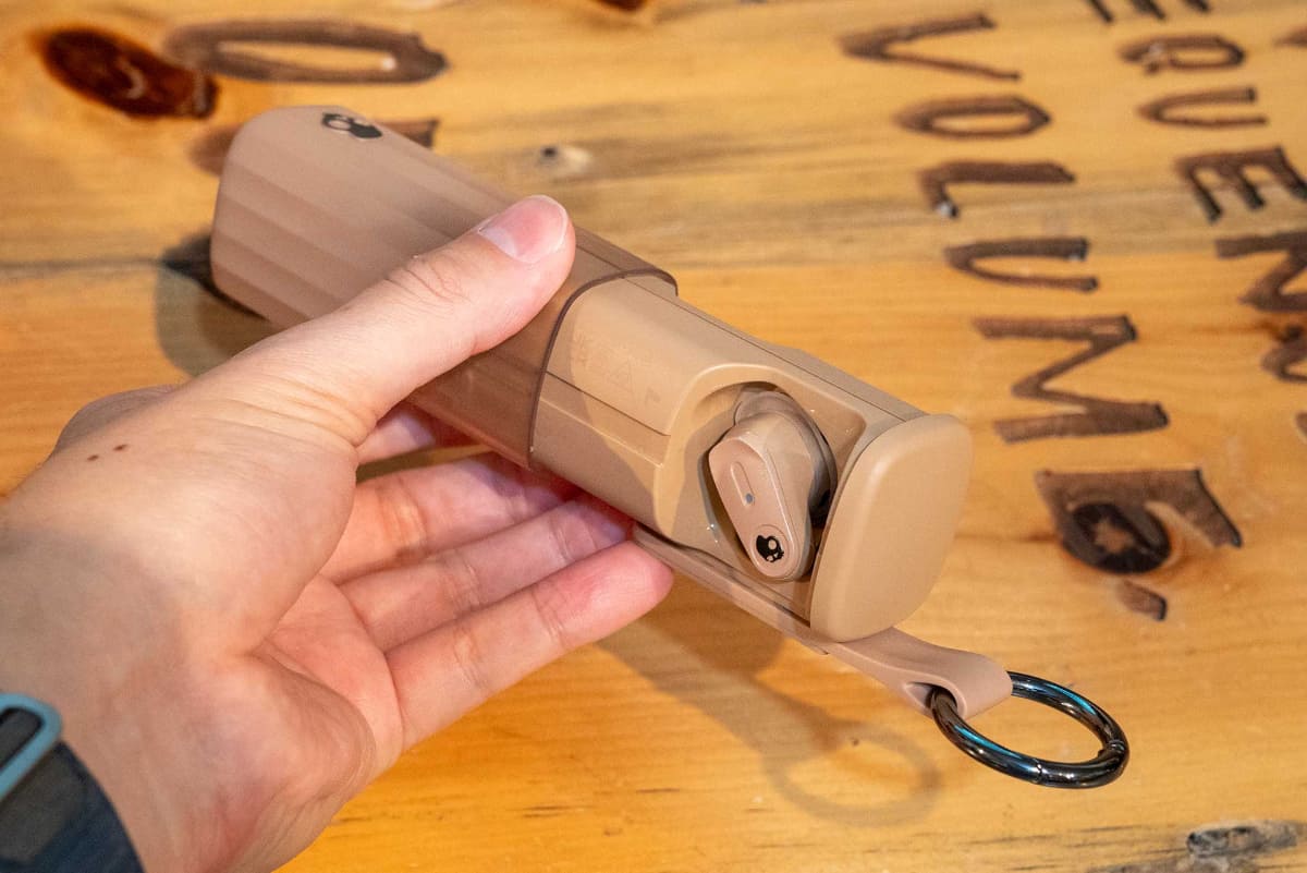 カラビナクリップを手前にした状態でイヤフォンが出し入れしやすいようにデザインされている