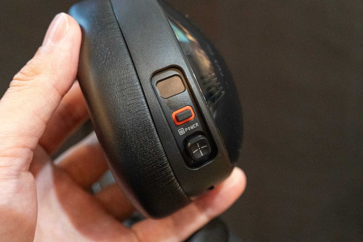 本体右ハウジング。楽曲操作などができるジョイスティック、音量などが表示されるディスプレイを備える