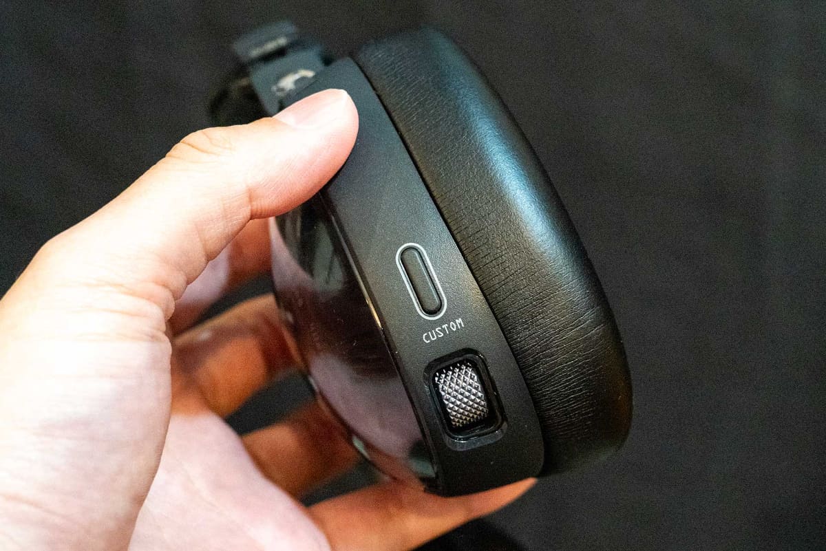 本体左ハウジング。ANCの切り替えはダイヤル式