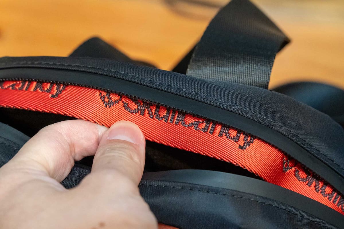 バッグのマチ部分にブランドロゴがあしらわれる