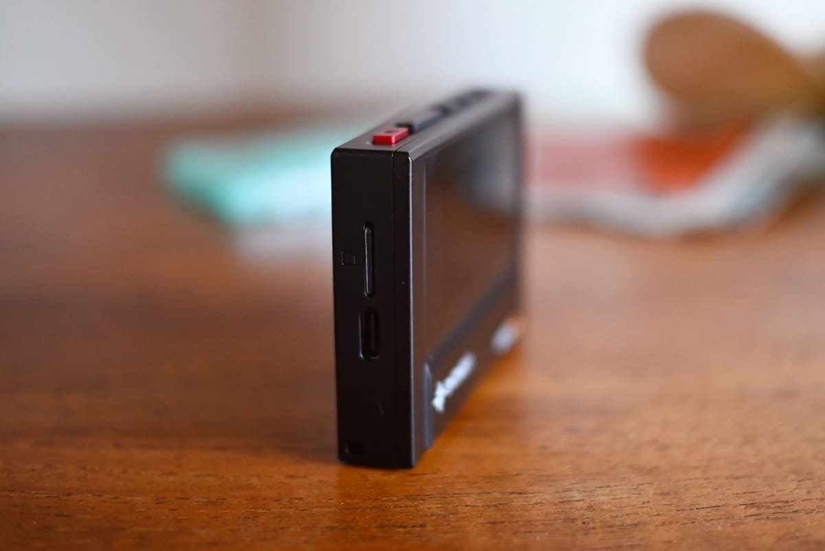 本体側面の片側にイヤホン端子、もう片側にmicro SDカードスロットとUSB-C端子