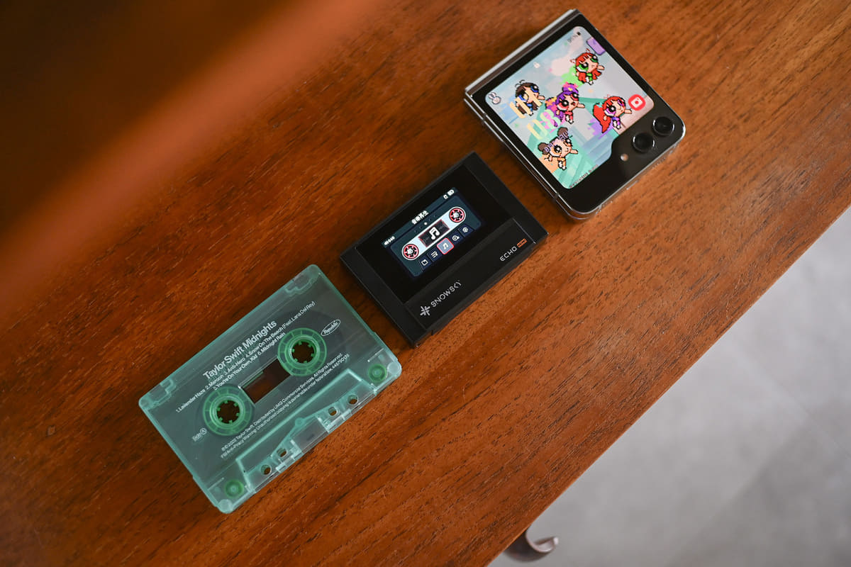 想像以上に小さくて驚いた本体サイズ。カセットより小さいし、折りたたみスマホのGalaxy Z Flip 5と比べても、コンパクトです