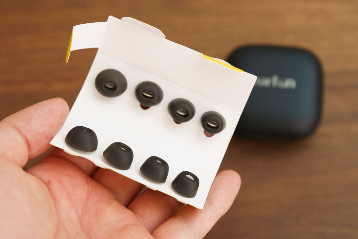 専用イヤーピースと組み合わせて、快適にノイズを抑えている