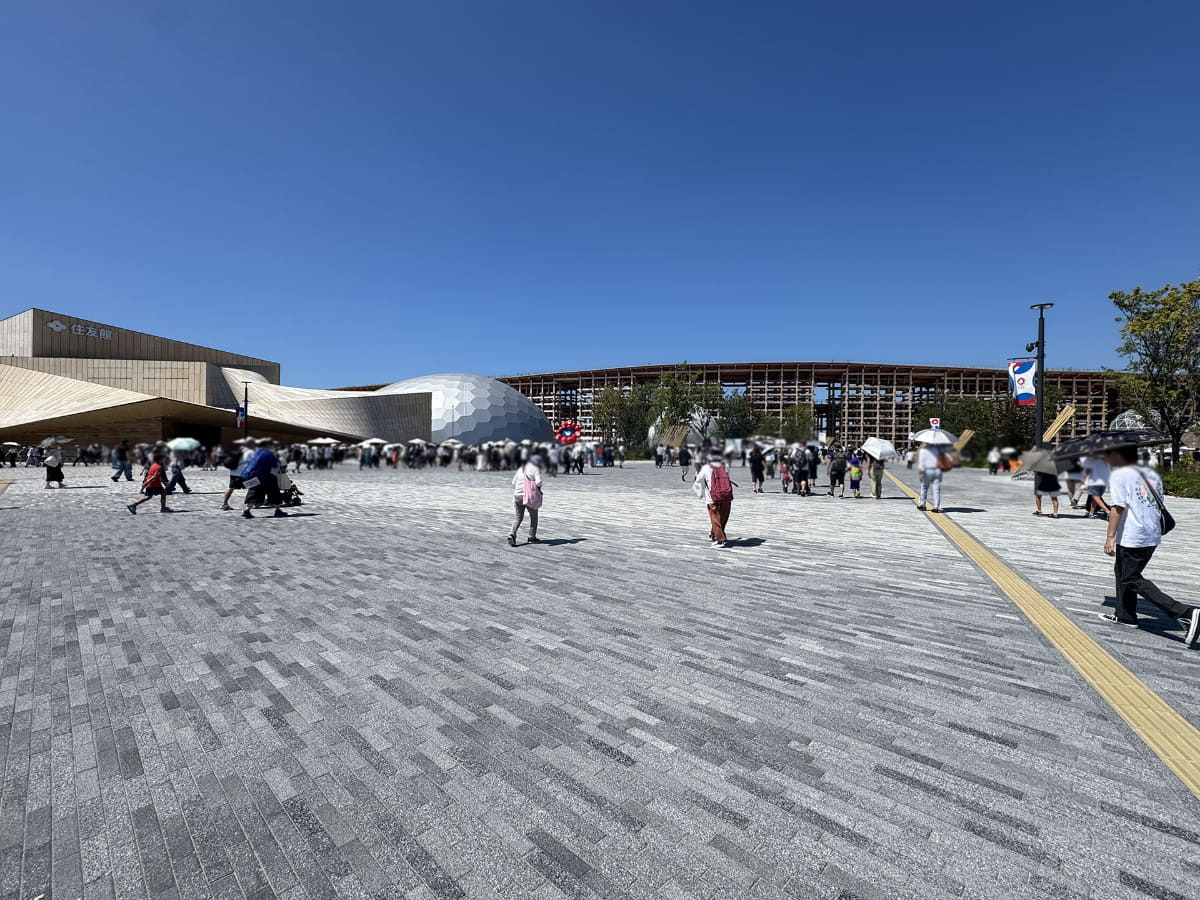 万博会場全景、小さく大屋根リングが見える