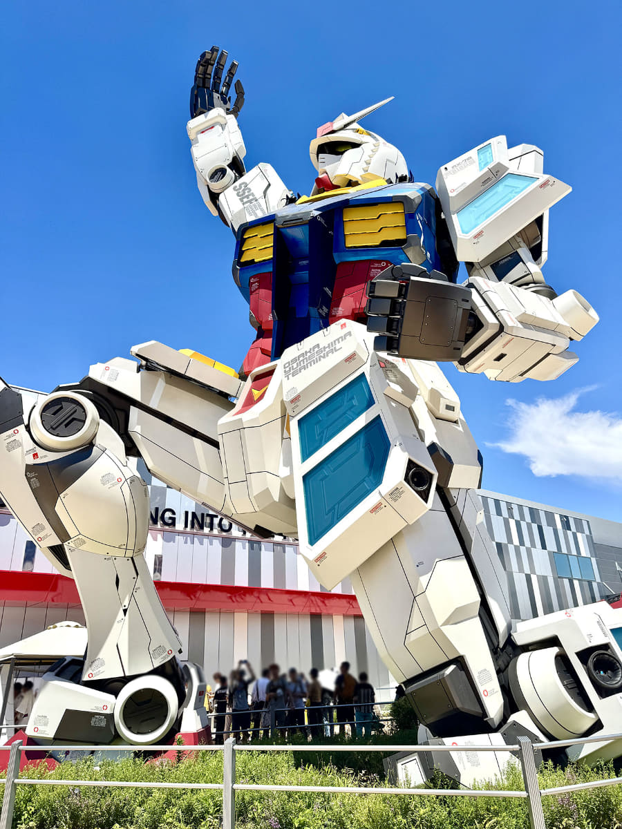 ガンダム館の前に展示されているガンダム