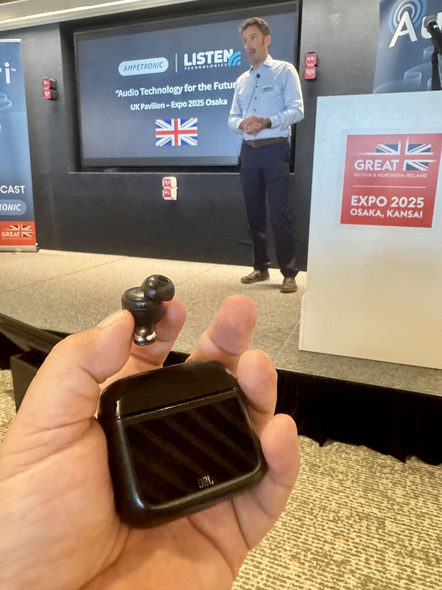 JBL Tour Pro3でAuracastを聴いているところ