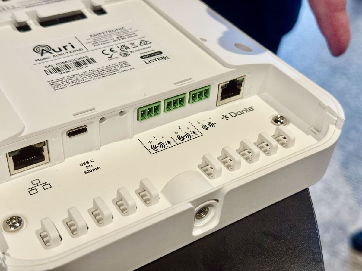 Auri送信機の背面、緑のコネクタがEuroblock端子