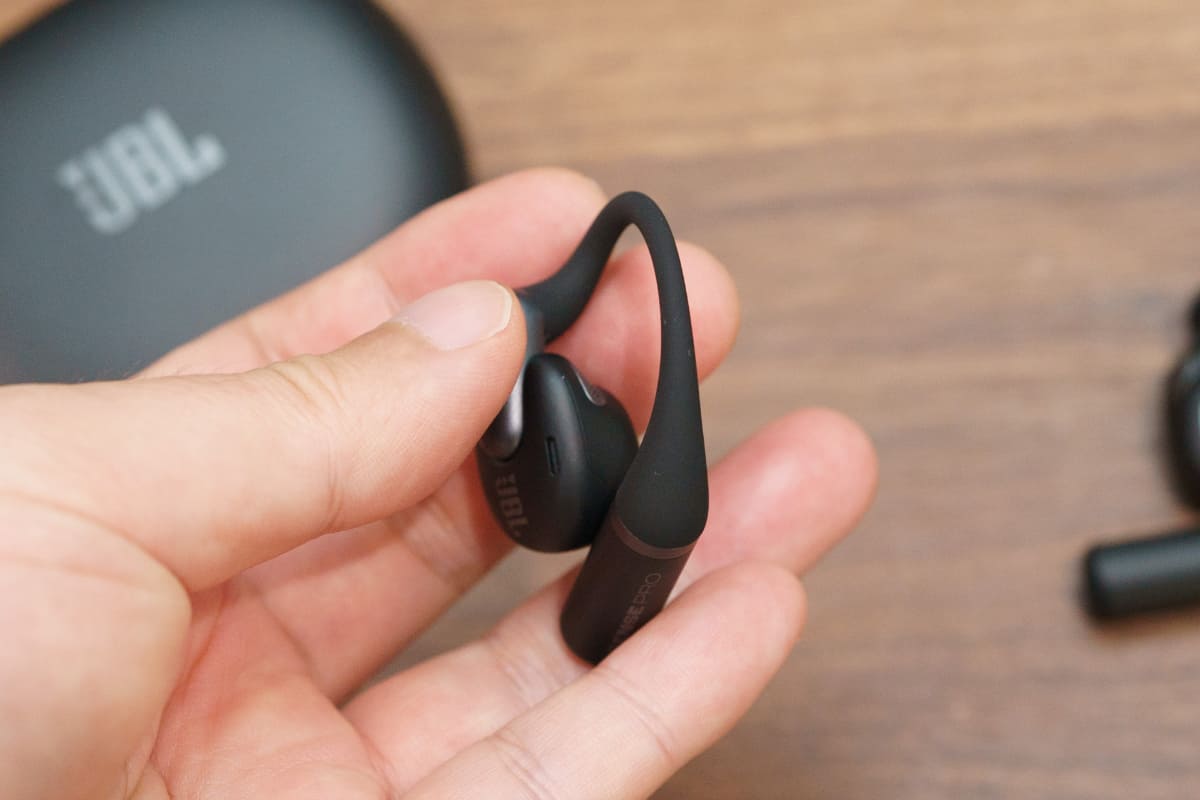 イヤーフック部分の肌触りはソフト