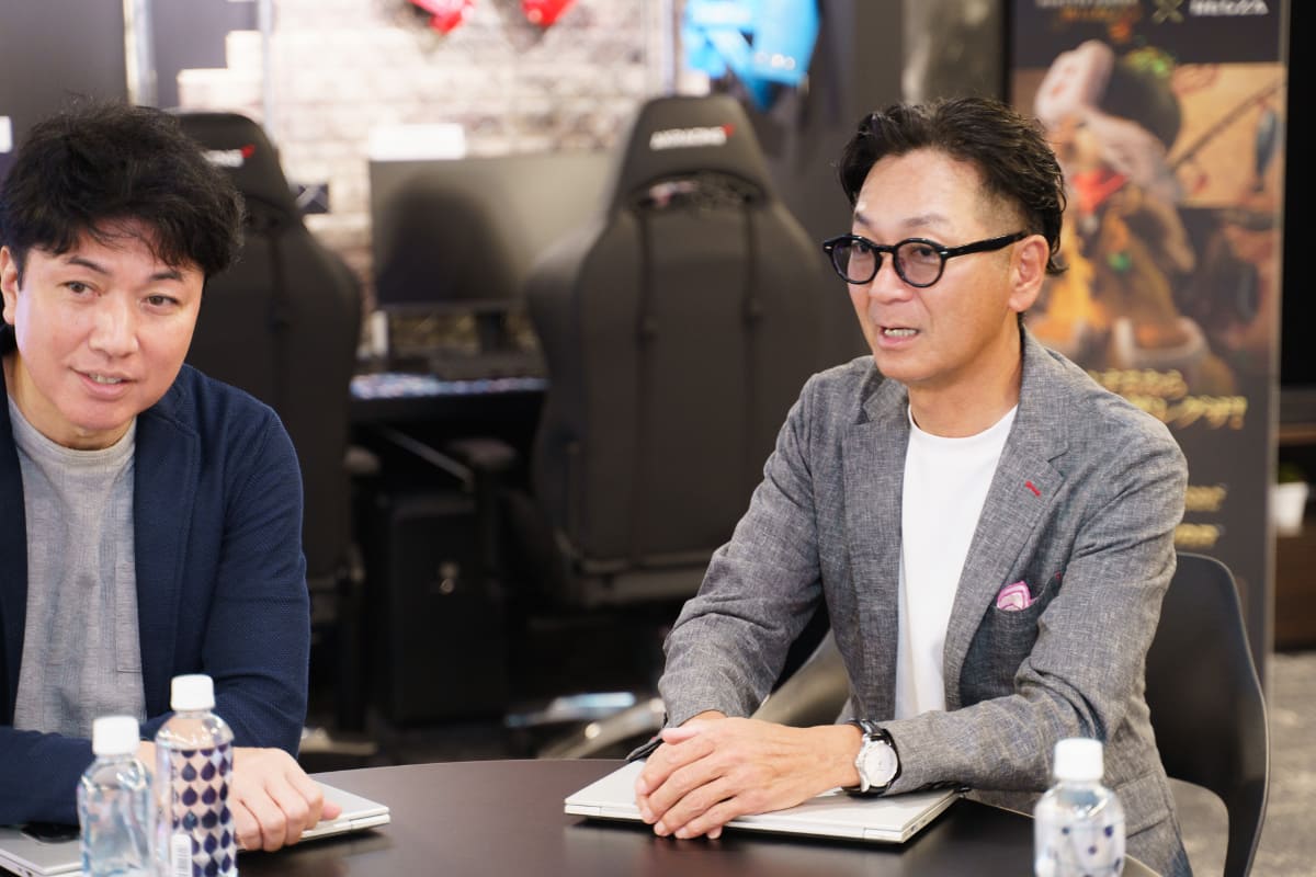 ブランド統括マネージャーの本村裕史氏(右)