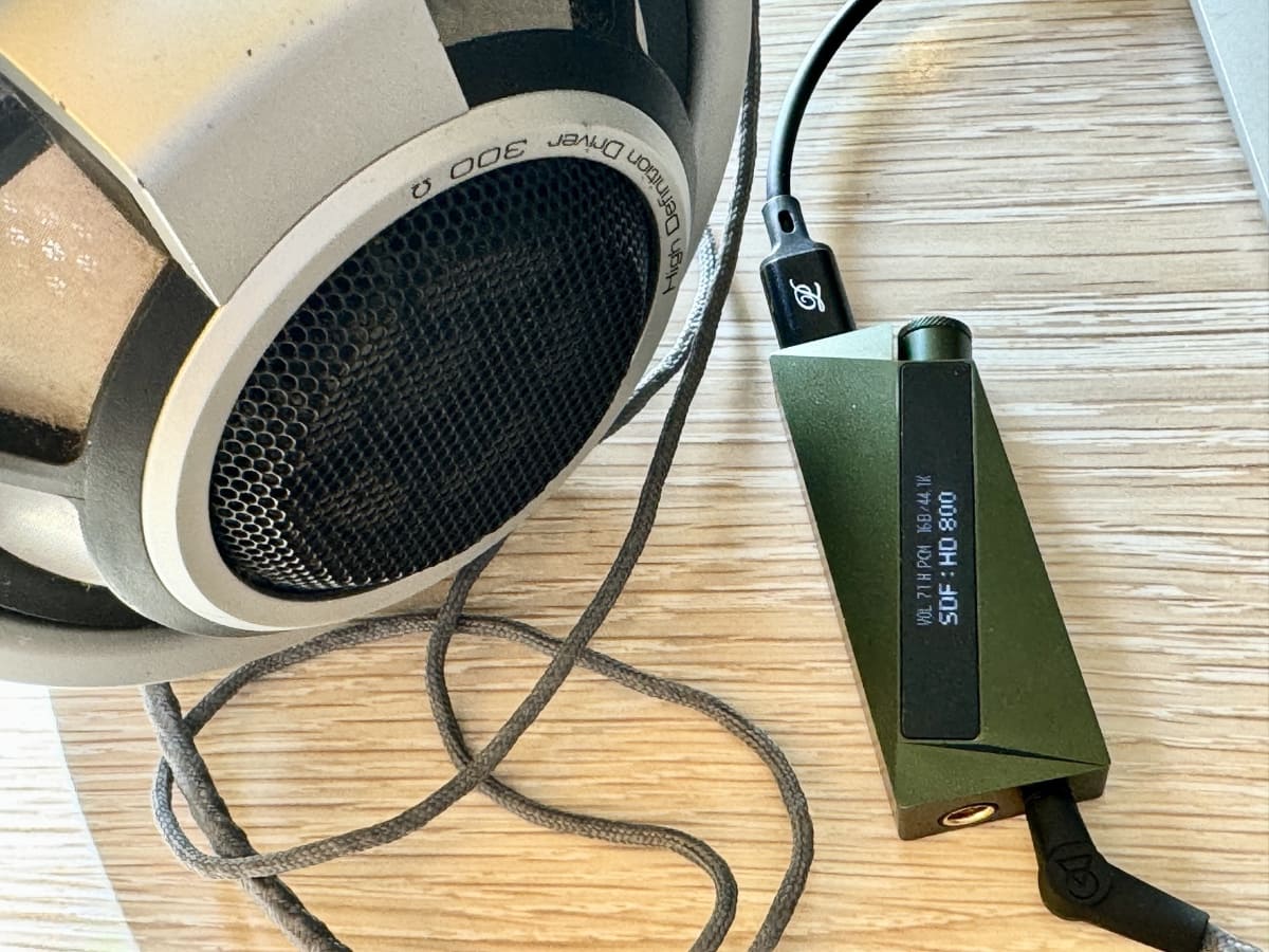 ハイインピーダンスのヘッドフォン、ゼンハイザー「HD 800」(300Ω)を鳴らすため、小型アンプを使用したところ