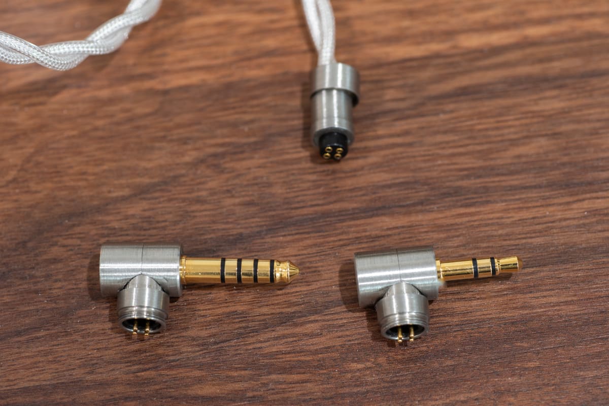 左から4.4mm、3.5mm(ステレオミニ)