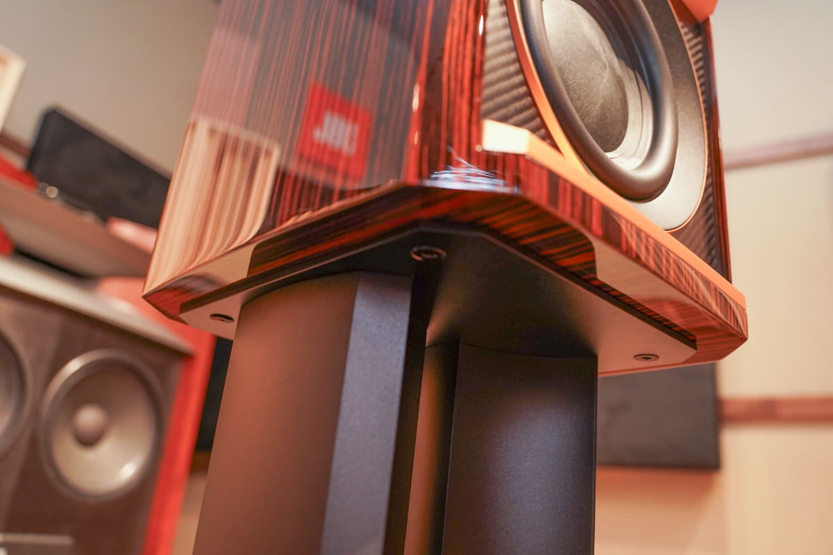 スタンドとスピーカーはネジ止め可能