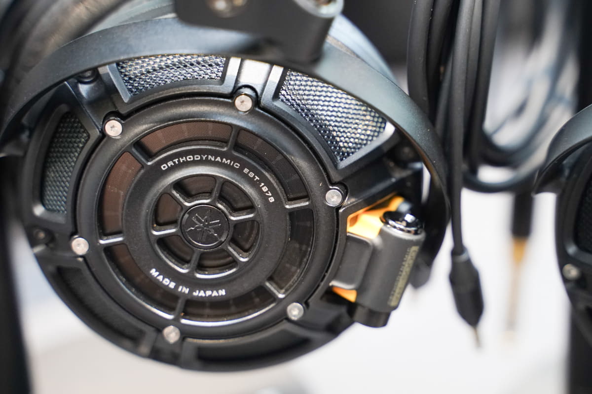 上がYH-5000SE、下がYH-4000。ジャックベースも黄色から白色に変わっている