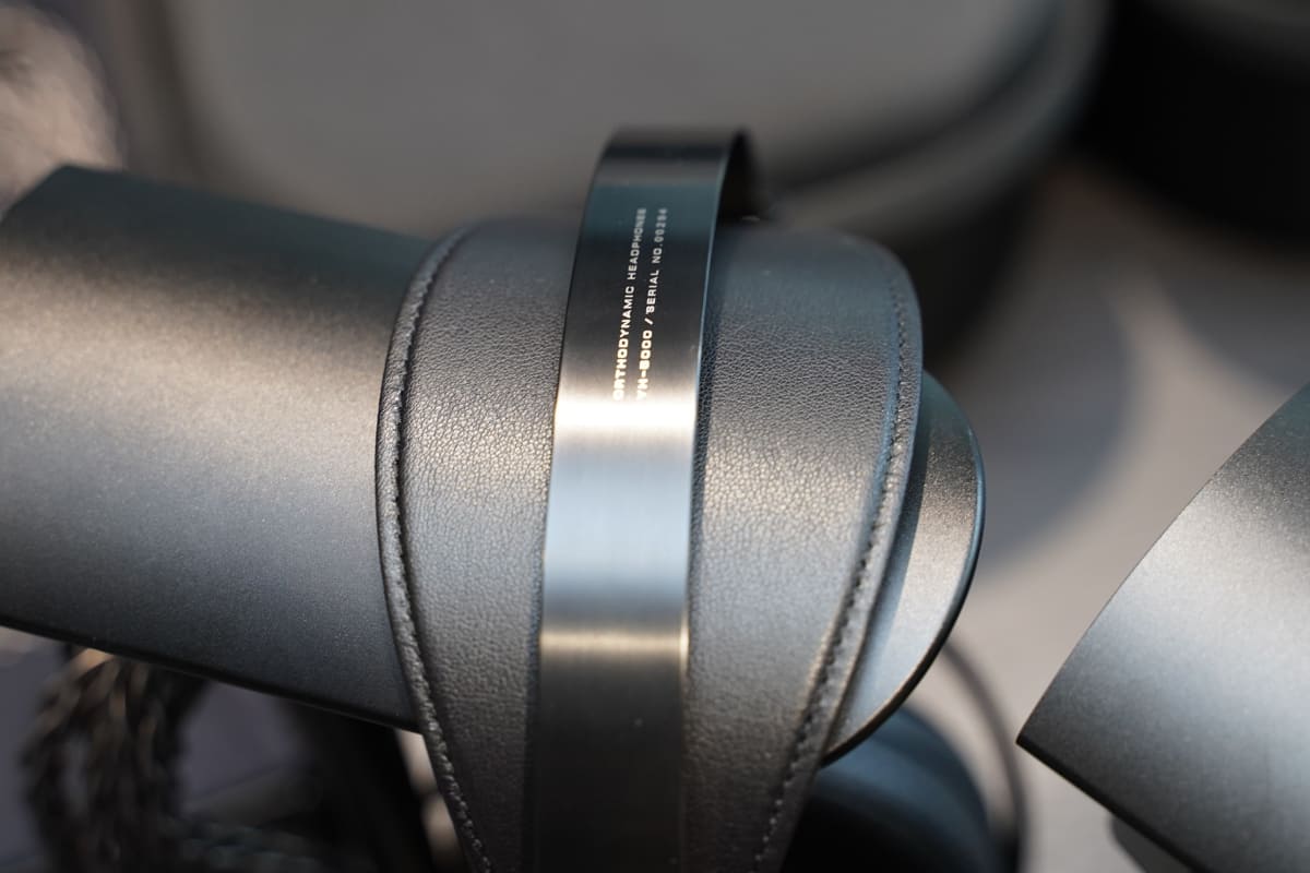 上がYH-5000SE、下がYH-4000。YH-4000はヘッドアーム部分にシリアルナンバーは無く、モデル名のみが記されてている