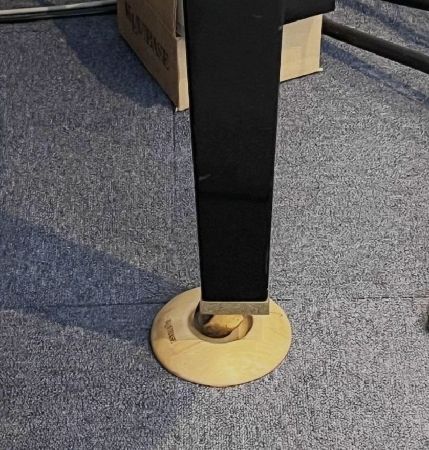 ピアノ脚の受け皿に試用。響板側の脚。付けた矢印は外側(右側)を向けさせた。鍵盤側の2脚の方は、同様に外側(左側)向きとした