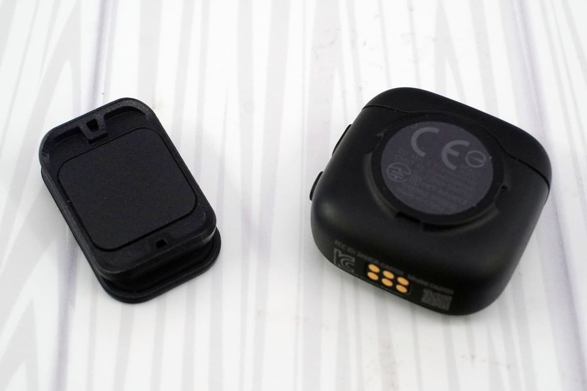 背面のクリップはマグネット式で着脱できる