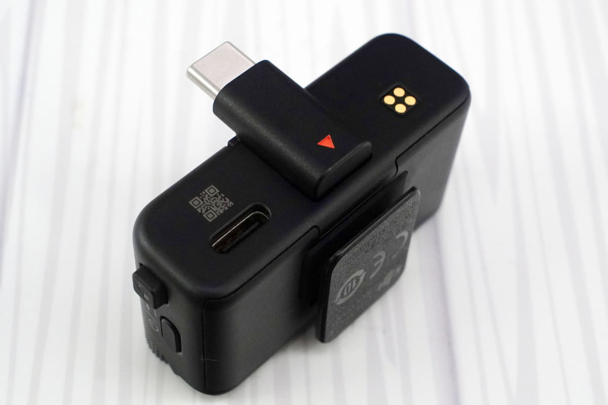 端子の交換は、横のアンロックボタンを押すスタイル