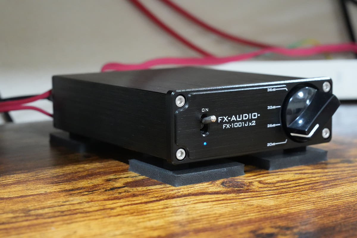 FX-AUDIO-の「FX-1001Jx2」。普段はaet製VFEシリーズのインシュレーターを使用