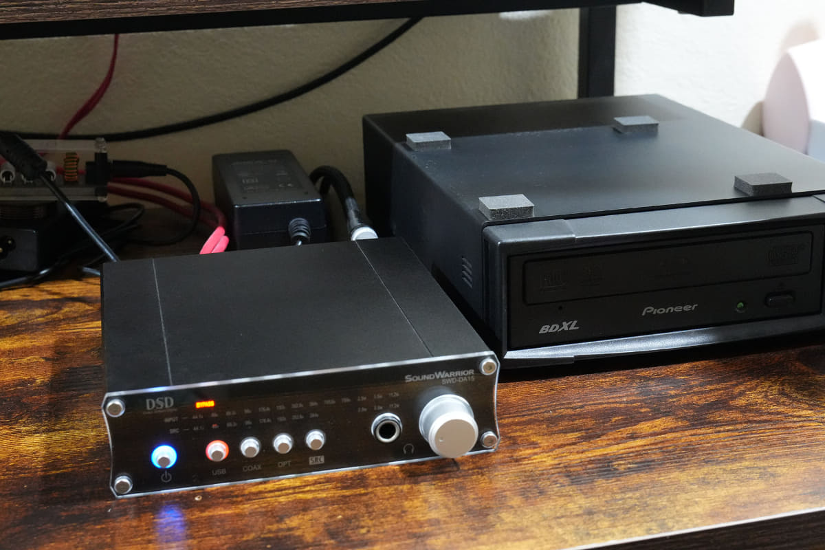 左がデスクトップのUSB-DAC「SWD-DA15」