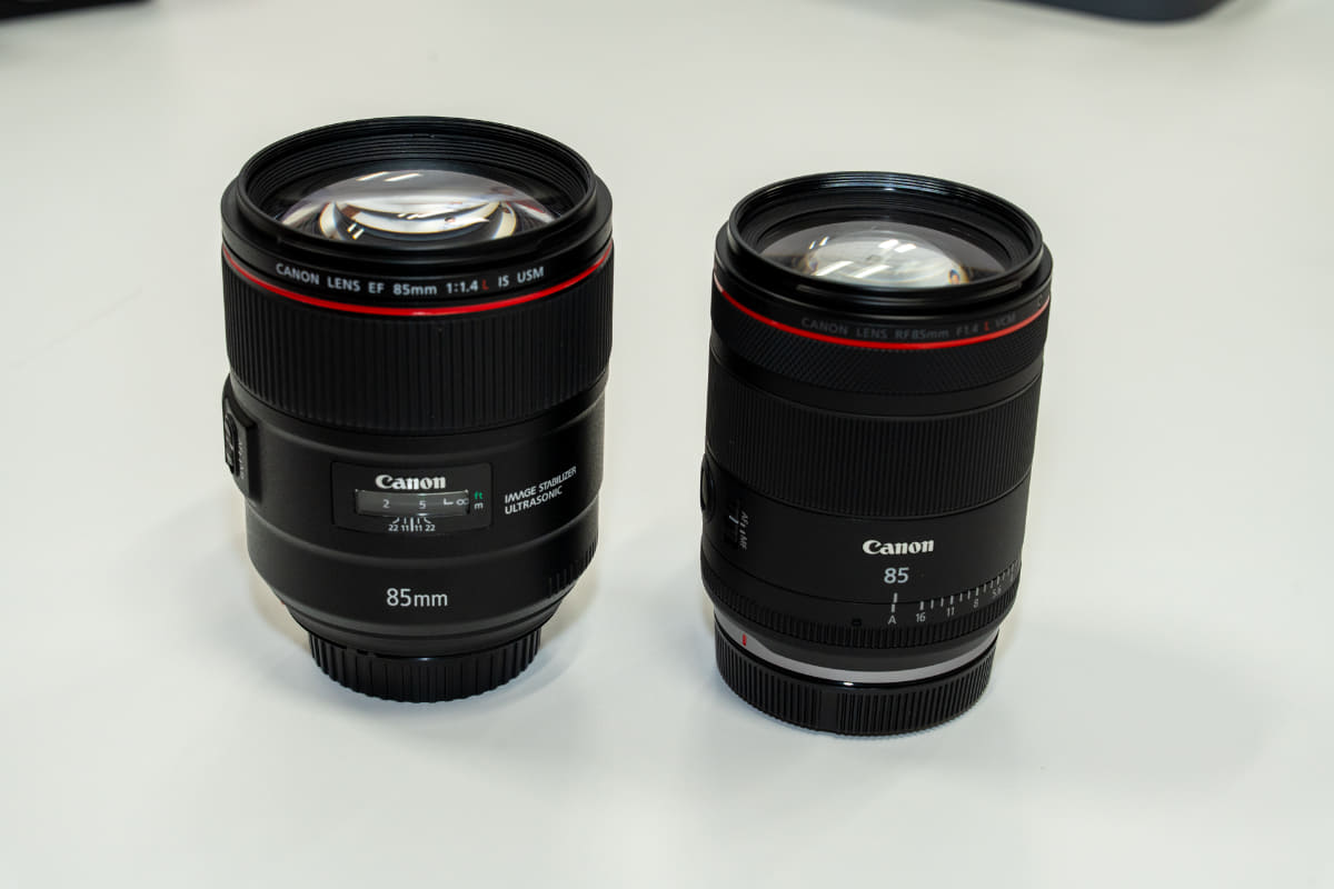 EF85mm F1.4 L IS USM(左)との比較。かなり小型化されたことがわかる