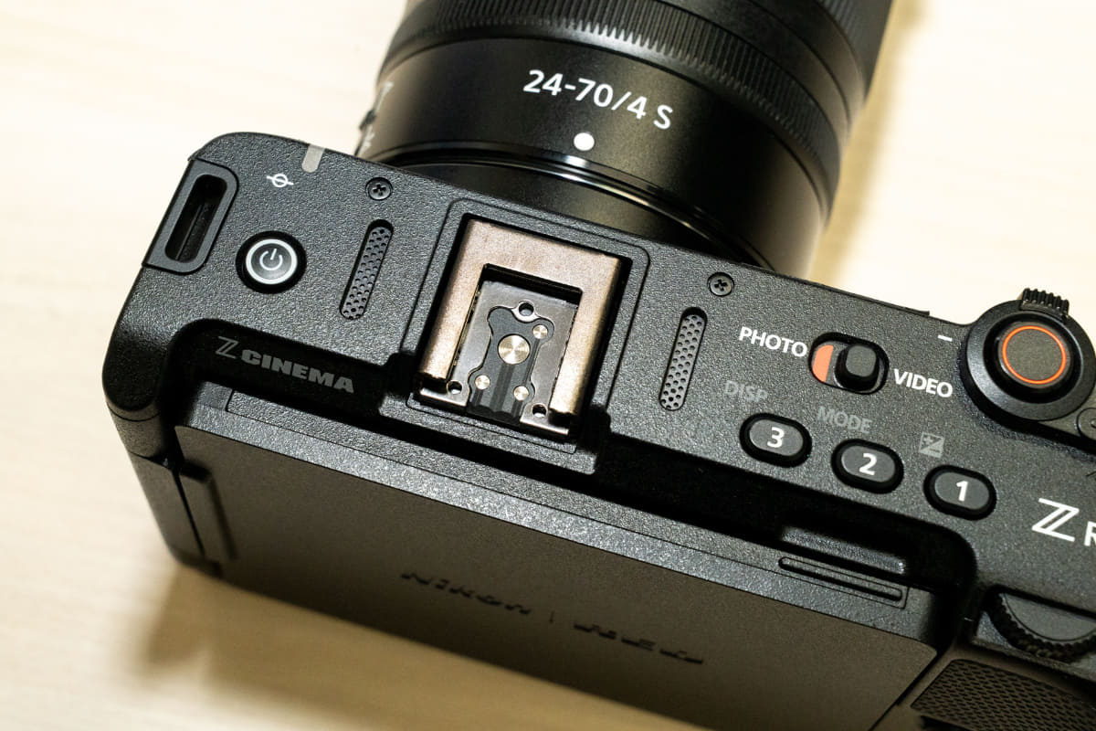 シューの両隣がマイク