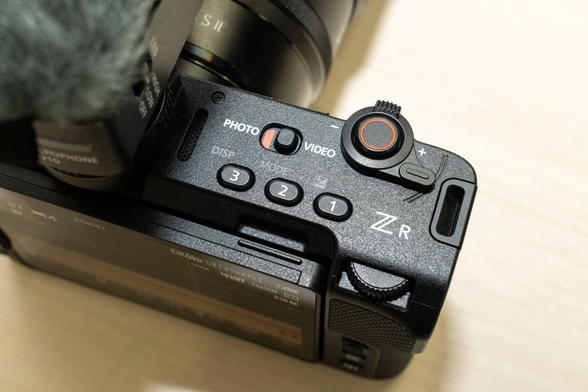 レバーやボタン配置は、ウエストレベルの撮影時に親指のみで操作しやすいようにレイアウトされている