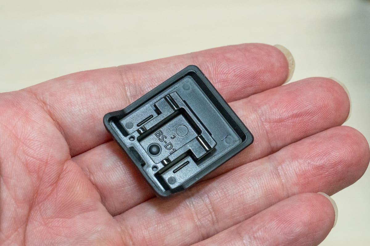 デジタルインターフェイス規格のシューを強固に守る新設計のカバー