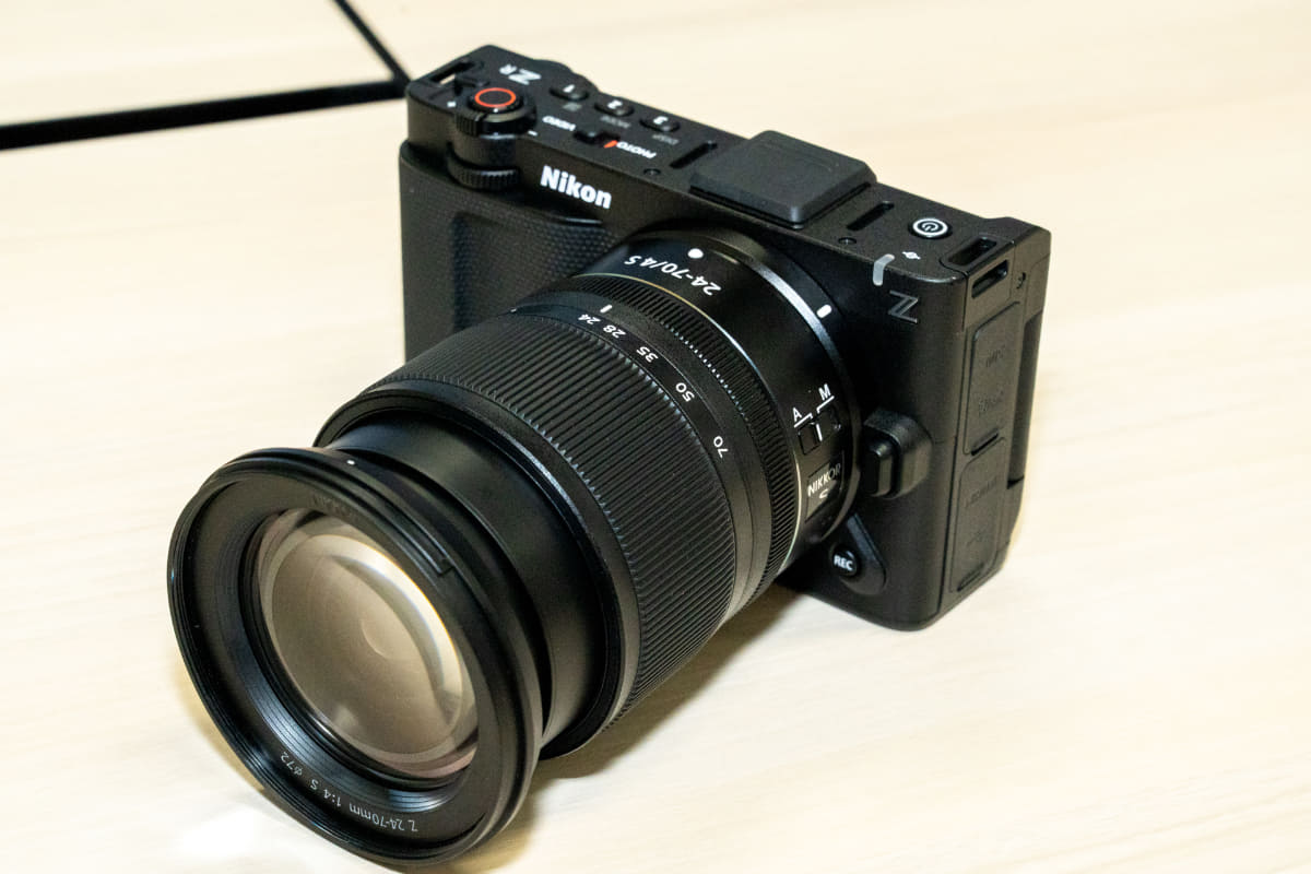 「ZR」にキットレンズ「NIKKOR Z 24-70mm f/4 S」を装着したところ