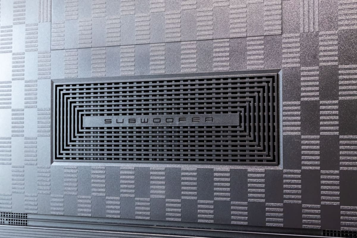 背面にはサブーウーファー