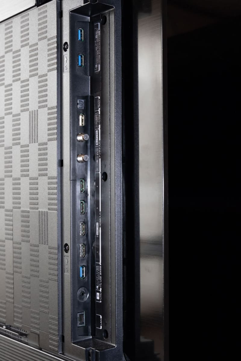 接続端子パネルは正面向かって左側の側面に集約。背面に接続端子なし