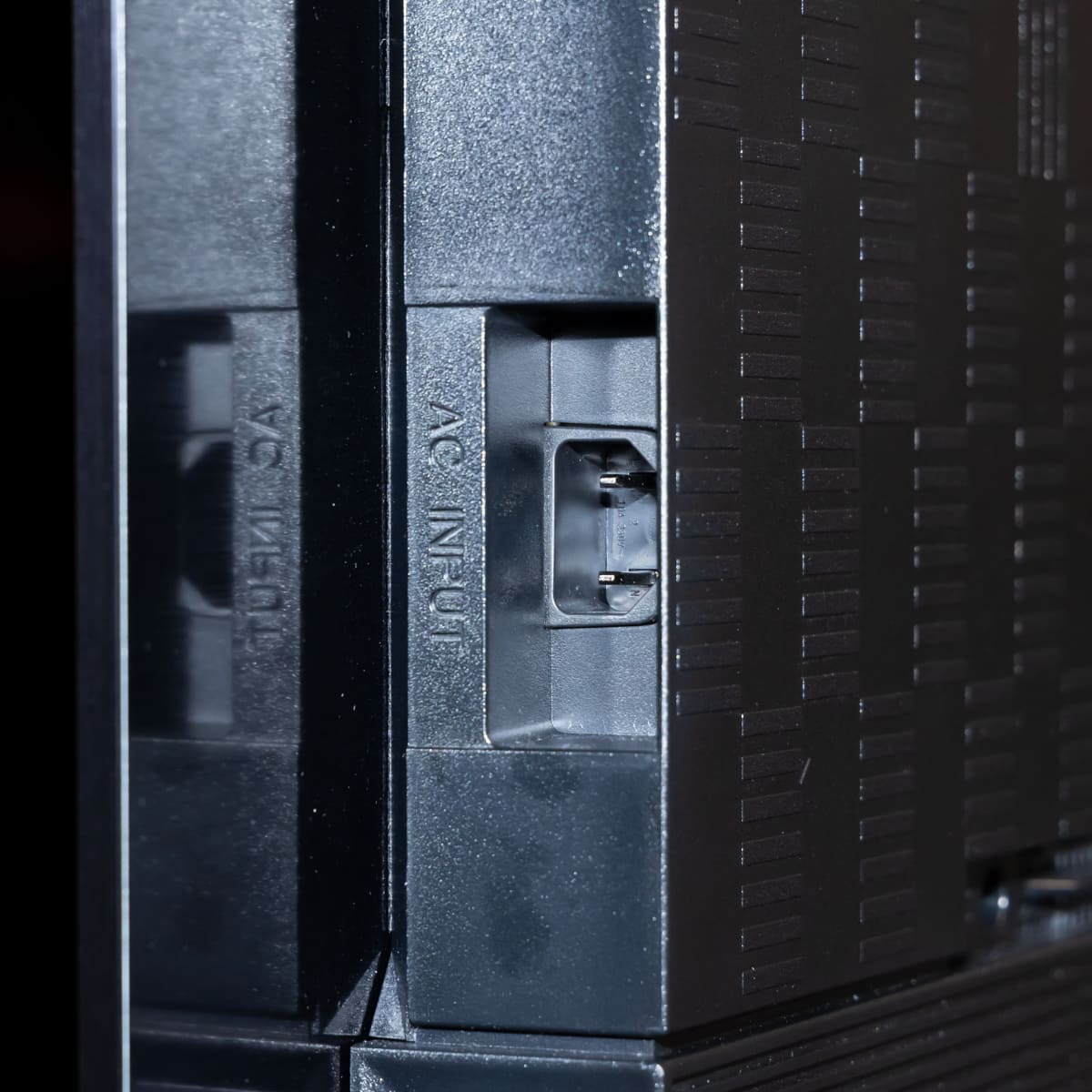 電源ケーブルは別体型。付属したケーブルを使うか、設置環境に適したマイケーブルを使うかはアナタ次第