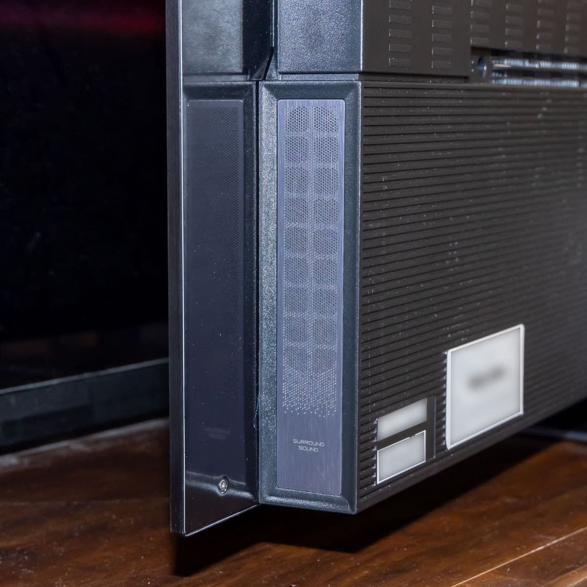 側面にはサラウンドスピーカー