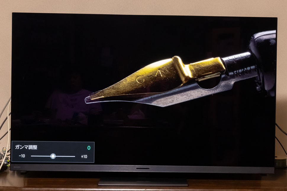 部屋を明るくして真っ黒な画面を見ても室内情景の映り込みは最低限だ。