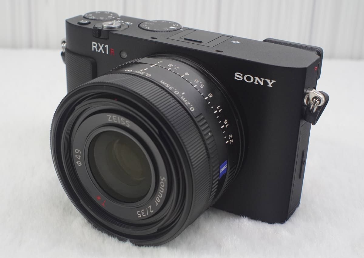 RX1R III。新設計となったボディ