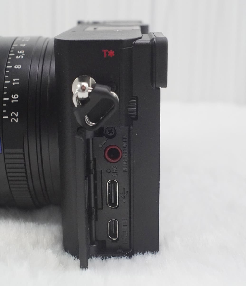 端子類は上からアナログマイク入力、USB-C、MicroHDMI