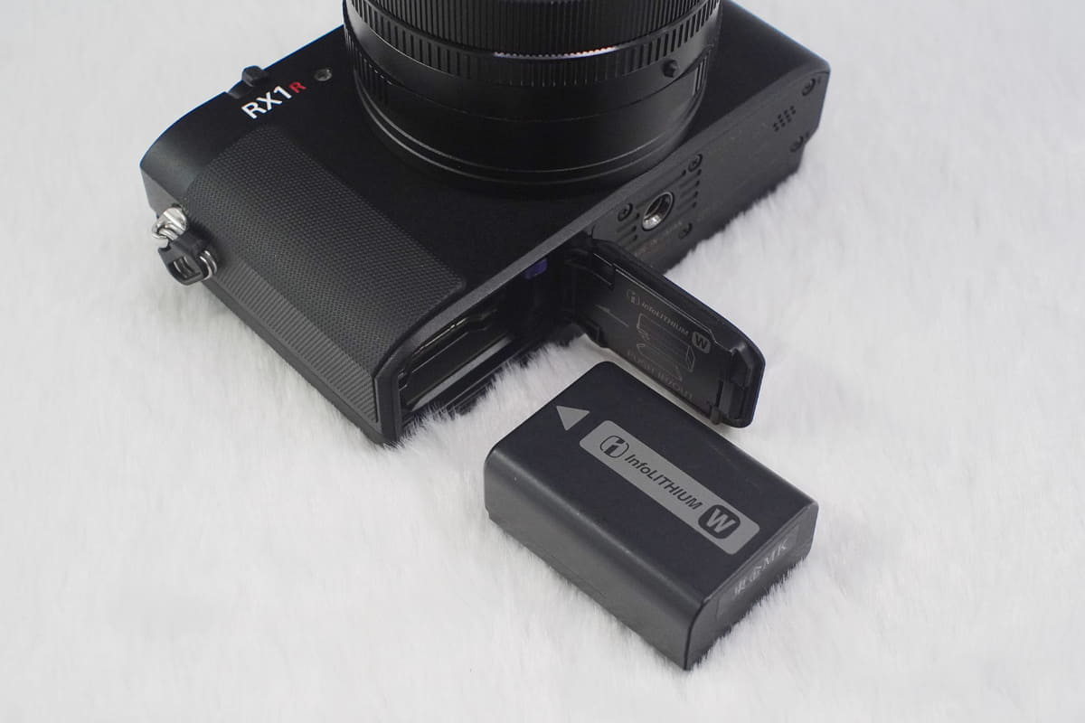 バッテリーとメディアスロットは底部