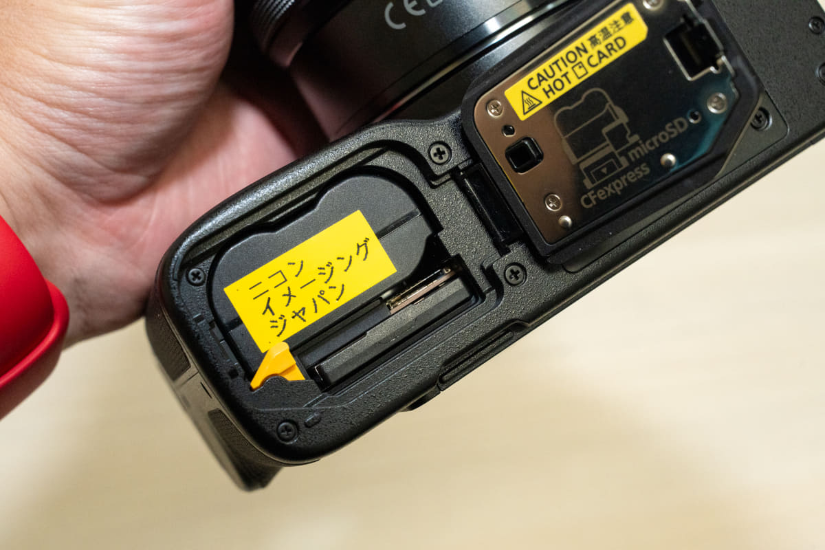 バッテリーとCFexpress Type-Bスロットの間にmicroSDカードスロットがある