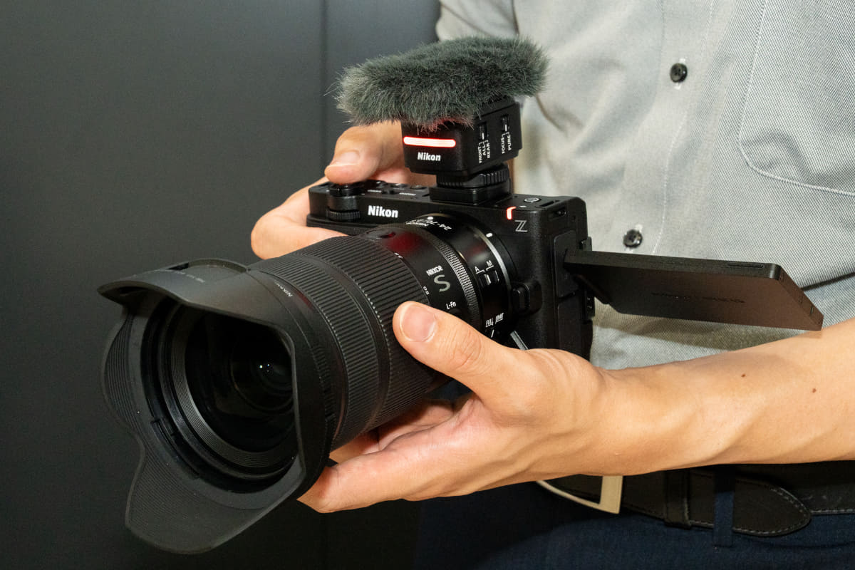 ちなみにZRは、先日登場したSレンズ「NIKKOR Z 24−70mm f/2.8 S II」と組み合わせても使いやすい。レンズが伸びず、この大きさに反して軽量なので、意外と負担が少なく撮影できそうだ。写真はケージ未装着だが、ケージを装着してこちらのレンズを使えばさらに安定しそうだ